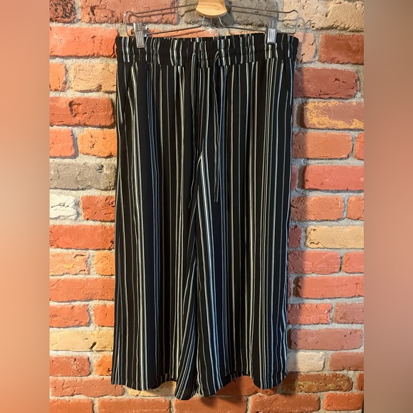 RW&CO. Pants - RW&CO. Black and White Striped Cropped Pants
M. NWOT